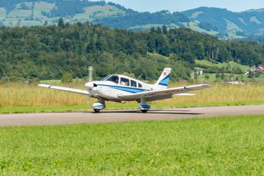 Wangen-Lachen, İsviçre, 31 Ağustos 2025 HB-PMG Piper PA-28-181 Archer II uçağı 26 numaralı piste iniyor.