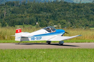 Wangen-Lachen, İsviçre, 31 Ağustos 2025 HB-SOP Jodel D11A uçağı kalkış pozisyonuna geçiyor.