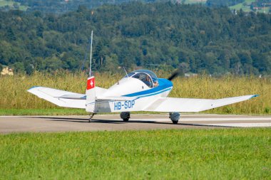 Wangen-Lachen, İsviçre, 31 Ağustos 2025 HB-SOP Jodel D11A uçağı kalkış pozisyonuna geçiyor.