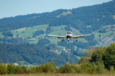 Wangen-Lachen, İsviçre, 31 Ağustos 2025 HB-PPK Piper PA-28-181 Archer III uçağı 26 numaralı piste iniyor.