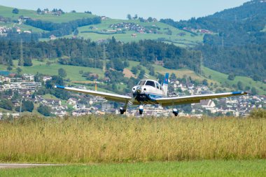 Wangen-Lachen, İsviçre, 31 Ağustos 2025 HB-PPK Piper PA-28-181 Archer III uçağı 26 numaralı piste iniyor.