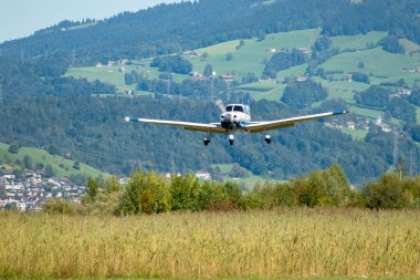 Wangen-Lachen, İsviçre, 31 Ağustos 2025 HB-PPK Piper PA-28-181 Archer III uçağı 26 numaralı piste iniyor.