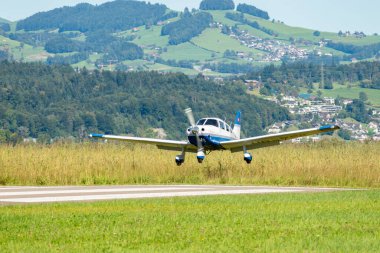 Wangen-Lachen, İsviçre, 31 Ağustos 2025 HB-PPK Piper PA-28-181 Archer III uçağı 26 numaralı piste iniyor.
