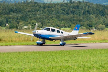 Wangen-Lachen, İsviçre, 31 Ağustos 2025 HB-PPK Piper PA-28-181 Archer III uçağı 26 numaralı piste iniyor.