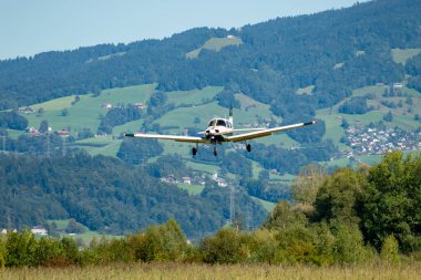 Wangen-Lachen, İsviçre, 31 Ağustos 2025 HB-PRL Piper PA-28-161 Warrior III uçağı 26 nolu piste iniyor.