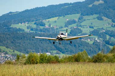 Wangen-Lachen, İsviçre, 31 Ağustos 2025 HB-PRL Piper PA-28-161 Warrior III uçağı 26 nolu piste iniyor.