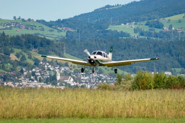 Wangen-Lachen, İsviçre, 31 Ağustos 2025 HB-PRL Piper PA-28-161 Warrior III uçağı 26 nolu piste iniyor.