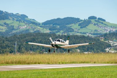 Wangen-Lachen, İsviçre, 31 Ağustos 2025 HB-PRL Piper PA-28-161 Warrior III uçağı 26 nolu piste iniyor.