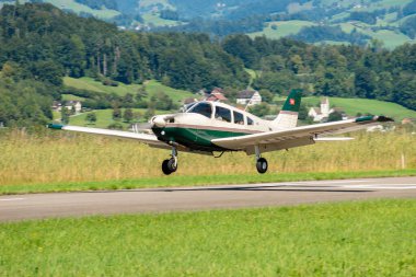 Wangen-Lachen, İsviçre, 31 Ağustos 2025 HB-PRL Piper PA-28-161 Warrior III uçağı 26 nolu piste iniyor.