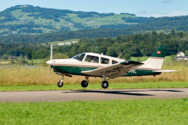 Wangen-Lachen, İsviçre, 31 Ağustos 2025 HB-PRL Piper PA-28-161 Warrior III uçağı 26 nolu piste iniyor.