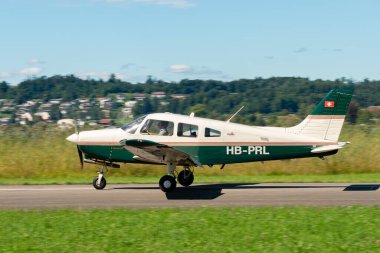 Wangen-Lachen, İsviçre, 31 Ağustos 2025 HB-PRL Piper PA-28-161 Warrior III uçağı 26 nolu piste iniyor.