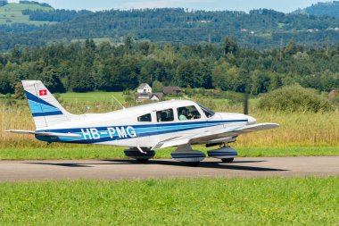Wangen-Lachen, İsviçre, 31 Ağustos 2025 HB-PMG Piper PA-28-181 Archer II uçağı kalkış konumuna geçiyor.