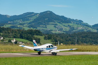 Wangen-Lachen, İsviçre, 31 Ağustos 2025 HB-PMG Piper PA-28-181 Archer II uçağı kalkış konumuna geçiyor.