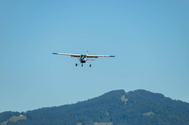 Wangen-Lachen, İsviçre, 31 Ağustos 2025 HB-CIY Cessna F152 uçağı 26 nolu piste iniyor.