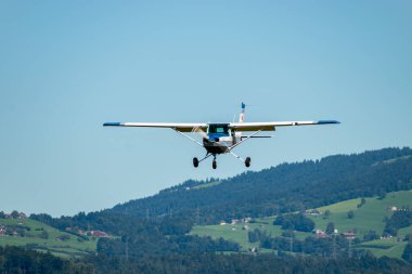 Wangen-Lachen, İsviçre, 31 Ağustos 2025 HB-CIY Cessna F152 uçağı 26 nolu piste iniyor.