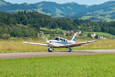 Wangen-Lachen, İsviçre, 31 Ağustos 2025 HB-PMG Piper PA-28-181 Archer II uçağı 26 numaralı pistte.