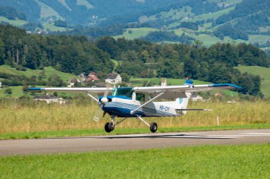Wangen-Lachen, İsviçre, 31 Ağustos 2025 HB-CIY Cessna F152 uçağı 26 nolu piste iniyor.