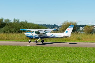 Wangen-Lachen, İsviçre, 31 Ağustos 2025 HB-CIY Cessna F152 uçağı 26 nolu piste iniyor.