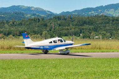 Wangen-Lachen, İsviçre, 31 Ağustos 2025 HB-PHG Piper PA-28-181 Archer II uçağı kalkış pozisyonuna geçiyor.