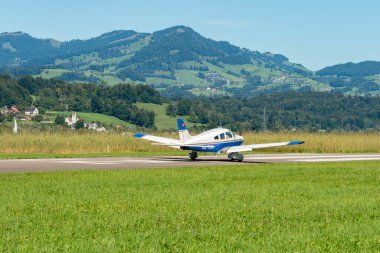 Wangen-Lachen, İsviçre, 31 Ağustos 2025 HB-PHG Piper PA-28-181 Archer II uçağı kalkış pozisyonuna geçiyor.