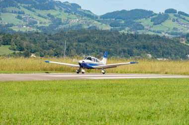 Wangen-Lachen, İsviçre, 31 Ağustos 2025 HB-PHG Piper PA-28-181 Archer II uçağı 26 numaralı pistten kalkıyor.