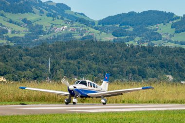 Wangen-Lachen, İsviçre, 31 Ağustos 2025 HB-PHG Piper PA-28-181 Archer II uçağı 26 numaralı pistten kalkıyor.