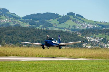 Wangen-Lachen, İsviçre, 31 Ağustos 2025 HB-DIH Mooney M20P uçağı 26 numaralı piste yanaşıyor.