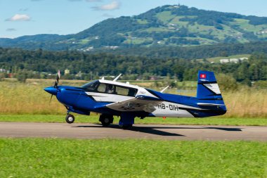 Wangen-Lachen, İsviçre, 31 Ağustos 2025 HB-DIH Mooney M20P uçağı 26 numaralı piste yanaşıyor.
