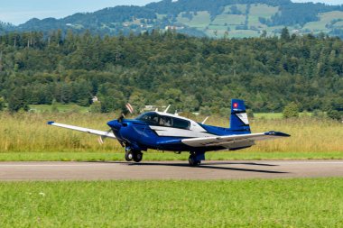 Wangen-Lachen, İsviçre, 31 Ağustos 2025 HB-DIH Mooney M20P uçağı 26 numaralı piste yanaşıyor.