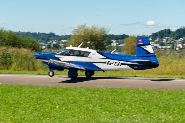 Wangen-Lachen, İsviçre, 31 Ağustos 2025 HB-DIH Mooney M20P uçağı 26 numaralı piste yanaşıyor.