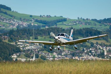 Wangen-Lachen, İsviçre, 31 Ağustos 2025 HB-PMG Piper PA-28-181 Archer II uçağı 26 numaralı piste iniyor.
