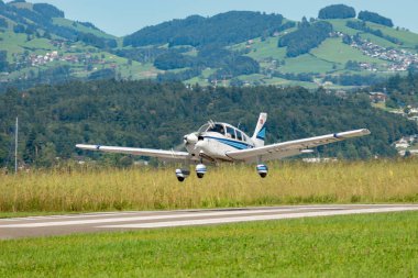 Wangen-Lachen, İsviçre, 31 Ağustos 2025 HB-PMG Piper PA-28-181 Archer II uçağı 26 numaralı piste iniyor.