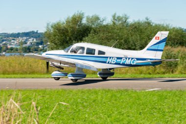 Wangen-Lachen, İsviçre, 31 Ağustos 2025 HB-PMG Piper PA-28-181 Archer II uçağı 26 numaralı piste iniyor.