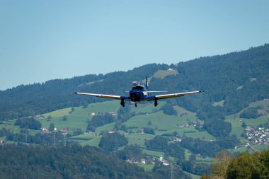 Wangen-Lachen, İsviçre, 31 Ağustos 2025 HB-DIH Mooney M20P uçağı 26 numaralı piste yanaşıyor.