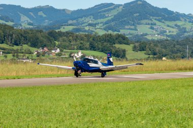 Wangen-Lachen, İsviçre, 31 Ağustos 2025 HB-DIH Mooney M20P uçağı 26 numaralı piste yanaşıyor.