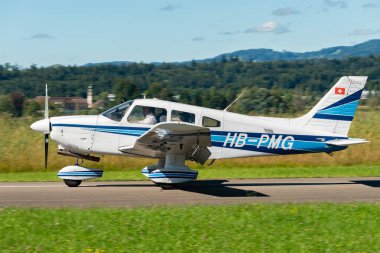 Wangen-Lachen, İsviçre, 31 Ağustos 2025 HB-PMG Piper PA-28-181 Archer II uçağı 26 numaralı piste iniyor.