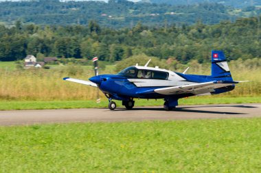 Wangen-Lachen, İsviçre, 31 Ağustos 2025 HB-DIH Mooney M20P uçağı 26 numaralı piste yanaşıyor.