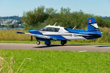Wangen-Lachen, İsviçre, 31 Ağustos 2025 HB-DIH Mooney M20P uçağı 26 numaralı piste yanaşıyor.