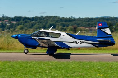 Wangen-Lachen, İsviçre, 31 Ağustos 2025 HB-DIH Mooney M20P uçağı 26 numaralı piste yanaşıyor.
