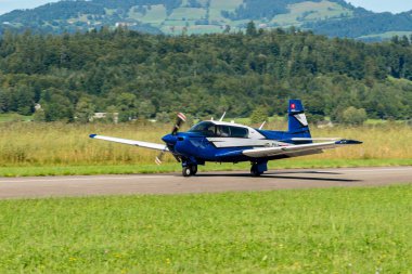 Wangen-Lachen, İsviçre, 31 Ağustos 2025 HB-DIH Mooney M20P uçağı 26 numaralı piste yanaşıyor.