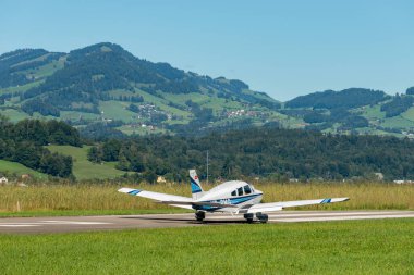 Wangen-Lachen, İsviçre, 31 Ağustos 2025 HB-PMG Piper PA-28-181 Archer II uçağı 26 numaralı pistten kalkıyor.