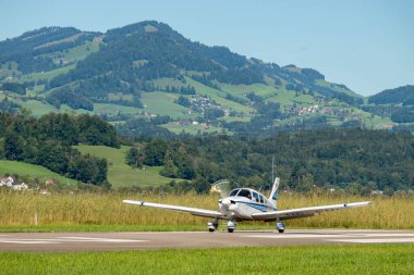 Wangen-Lachen, İsviçre, 31 Ağustos 2025 HB-PMG Piper PA-28-181 Archer II uçağı 26 numaralı pistten kalkıyor.