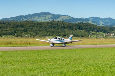 Wangen-Lachen, İsviçre, 31 Ağustos 2025 HB-PMG Piper PA-28-181 Archer II uçağı 26 numaralı pistten kalkıyor.
