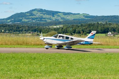 Wangen-Lachen, İsviçre, 31 Ağustos 2025 HB-PMG Piper PA-28-181 Archer II uçağı 26 numaralı pistten kalkıyor.