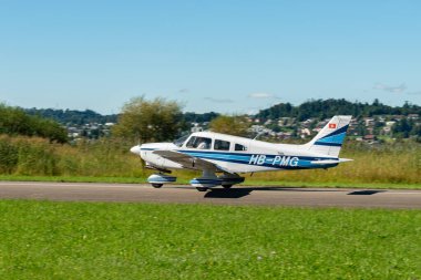 Wangen-Lachen, İsviçre, 31 Ağustos 2025 HB-PMG Piper PA-28-181 Archer II uçağı 26 numaralı pistten kalkıyor.