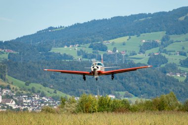 Wangen-Lachen, İsviçre, 31 Ağustos 2025 HB-DEV Mooney Yöneticisi 21 M20P uçağı 26 nolu piste iniyor.