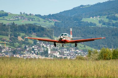 Wangen-Lachen, İsviçre, 31 Ağustos 2025 HB-DEV Mooney Yöneticisi 21 M20P uçağı 26 nolu piste iniyor.