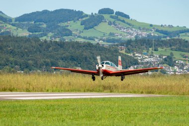 Wangen-Lachen, İsviçre, 31 Ağustos 2025 HB-DEV Mooney Yöneticisi 21 M20P uçağı 26 nolu piste iniyor.