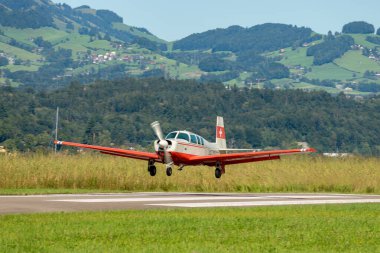 Wangen-Lachen, İsviçre, 31 Ağustos 2025 HB-DEV Mooney Yöneticisi 21 M20P uçağı 26 nolu piste iniyor.