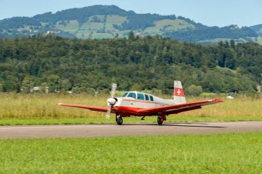Wangen-Lachen, İsviçre, 31 Ağustos 2025 HB-DEV Mooney Yöneticisi 21 M20P uçağı 26 nolu piste iniyor.